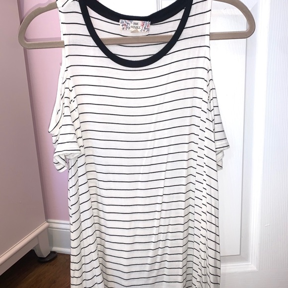 Cut out shoulder short sleeve top - Picture 3 of 4